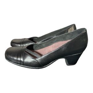 Clarks Everyday Black
Leather Shoes Women's Size
US 6.5 Narrow Low Heel Slip On